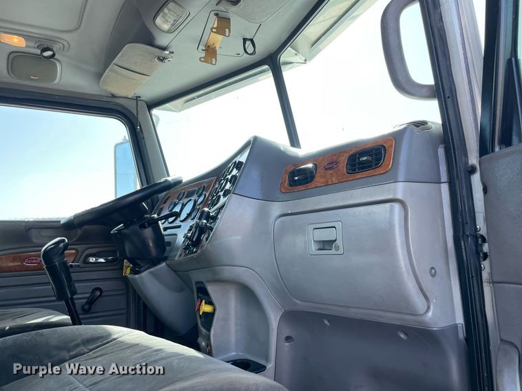 image for item LV9119 2007 Peterbilt 385  semi truck