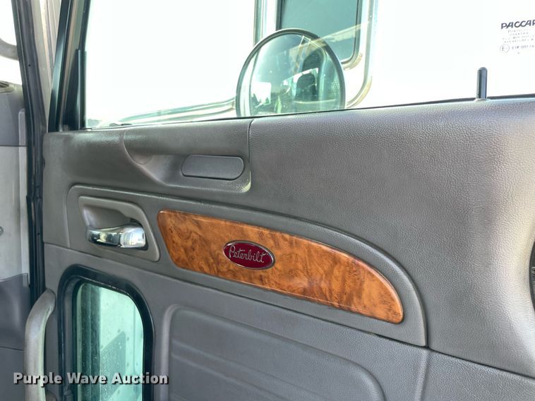 image for item LV9119 2007 Peterbilt 385  semi truck