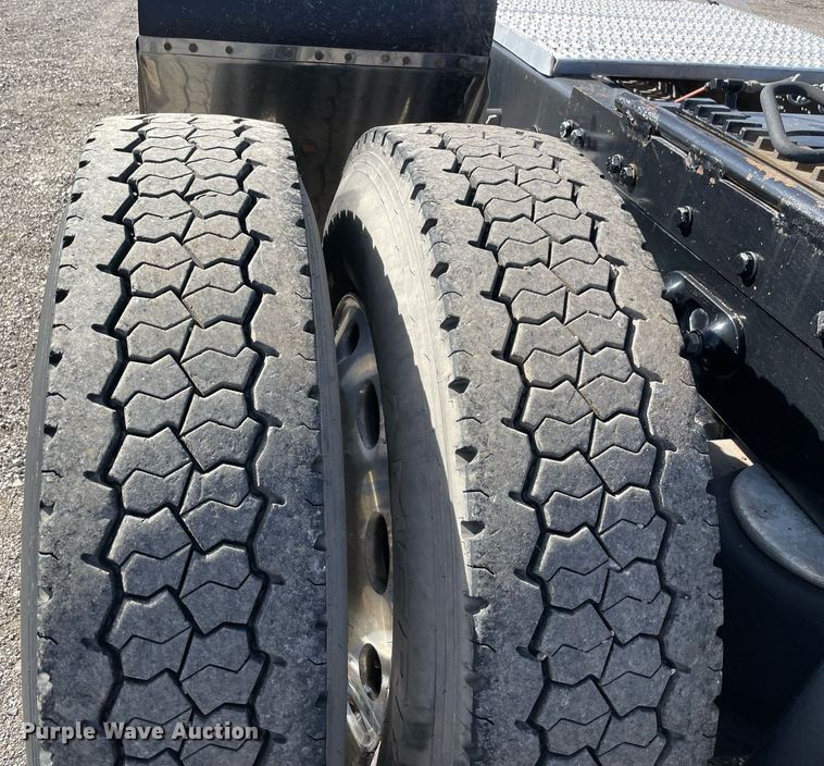 image for item LV9119 2007 Peterbilt 385  semi truck