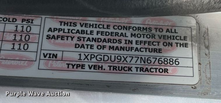 image for item LV9119 2007 Peterbilt 385  semi truck