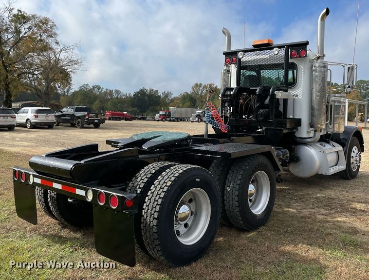 image for item LV9194 2007 Peterbilt 378  winch truck