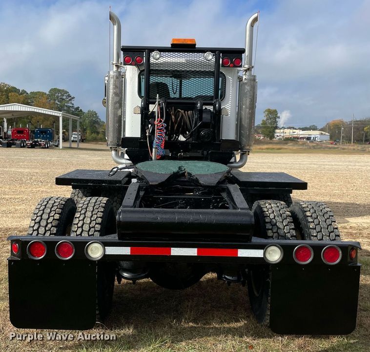 image for item LV9194 2007 Peterbilt 378  winch truck