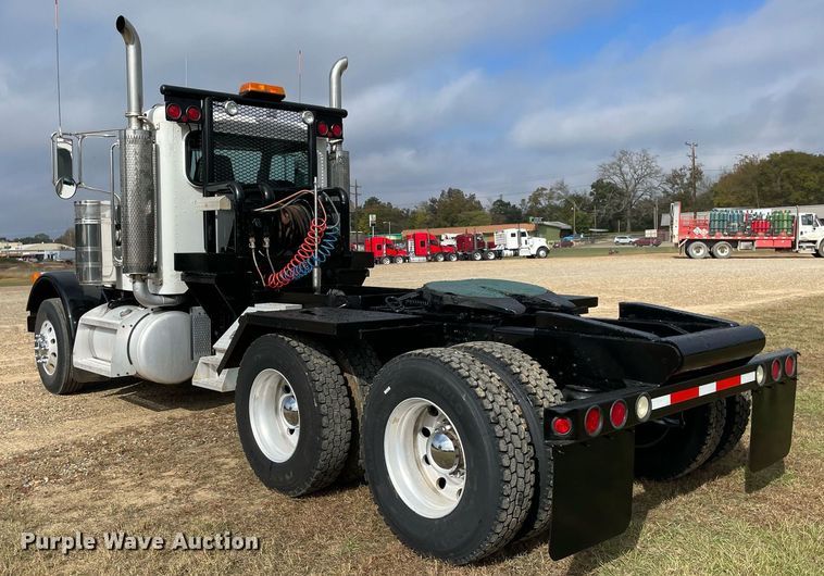 image for item LV9194 2007 Peterbilt 378  winch truck