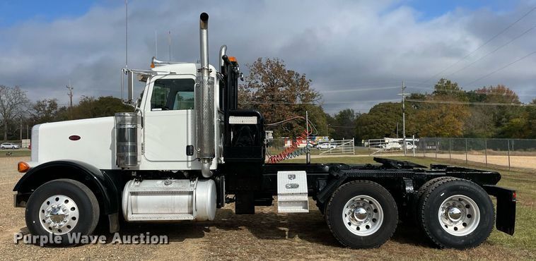 image for item LV9194 2007 Peterbilt 378  winch truck