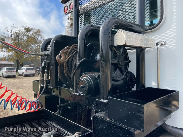 image for item LV9194 2007 Peterbilt 378  winch truck