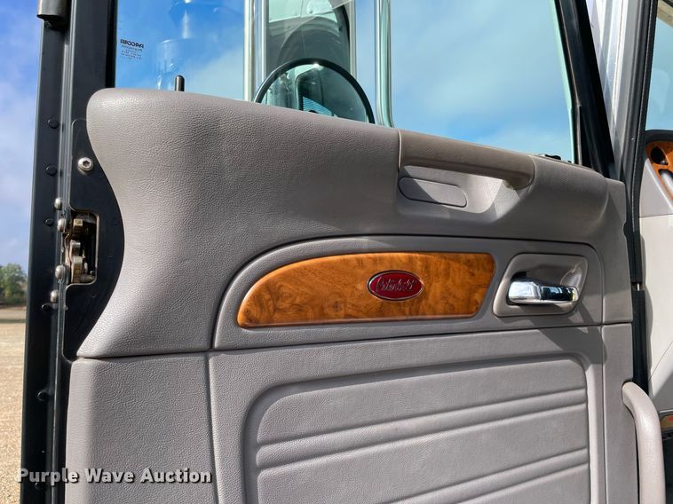 image for item LV9194 2007 Peterbilt 378  winch truck