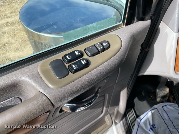 image for item LV9194 2007 Peterbilt 378  winch truck