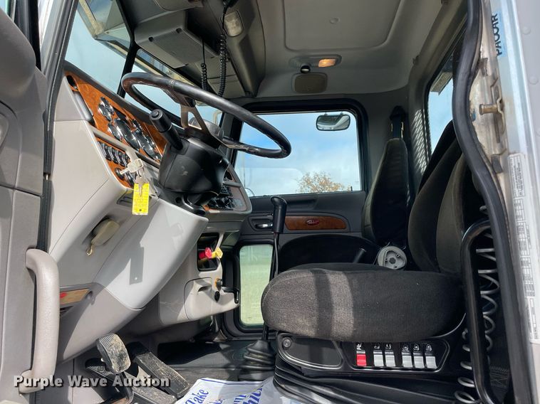 image for item LV9194 2007 Peterbilt 378  winch truck