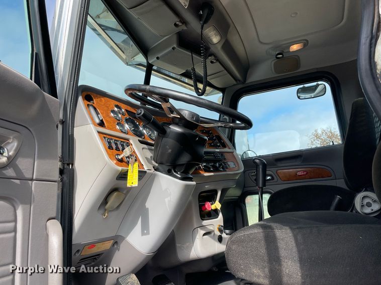 image for item LV9194 2007 Peterbilt 378  winch truck