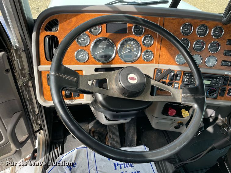 image for item LV9194 2007 Peterbilt 378  winch truck