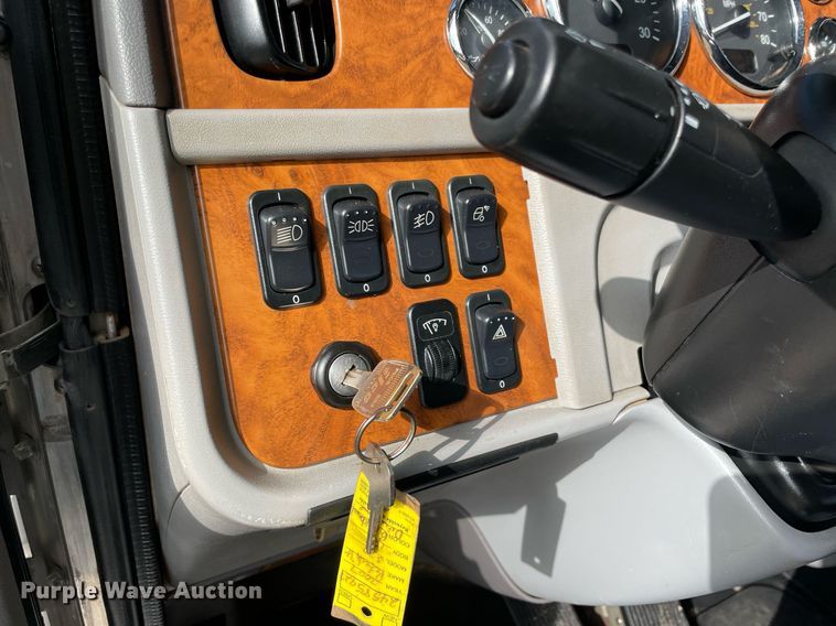 image for item LV9194 2007 Peterbilt 378  winch truck