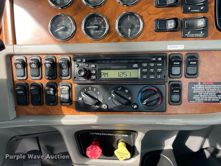 image for item LV9194 2007 Peterbilt 378  winch truck