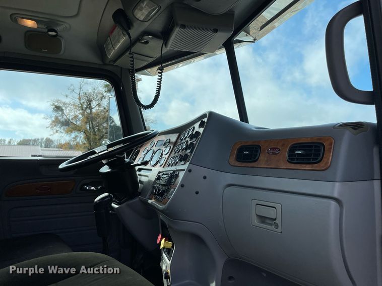 image for item LV9194 2007 Peterbilt 378  winch truck