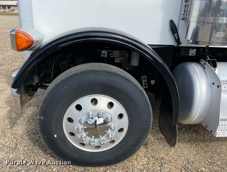 image for item LV9194 2007 Peterbilt 378  winch truck