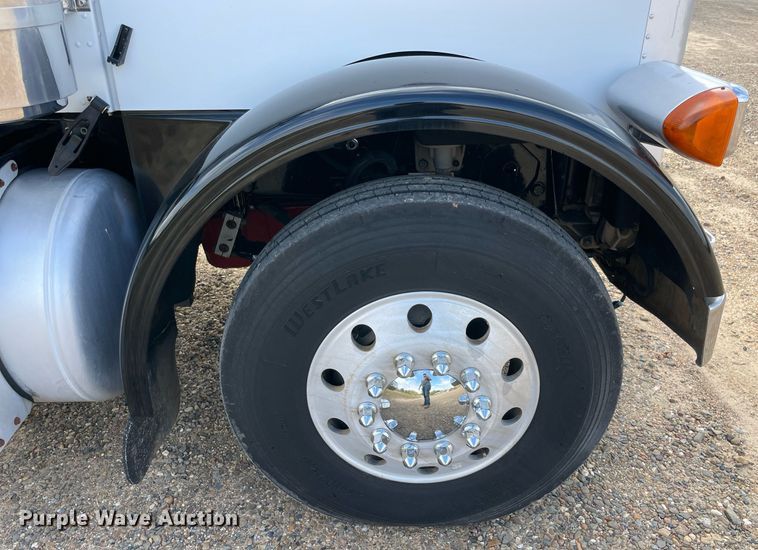 image for item LV9194 2007 Peterbilt 378  winch truck