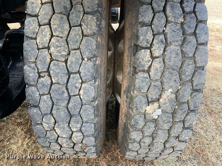 image for item LV9194 2007 Peterbilt 378  winch truck