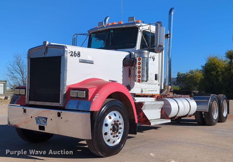 image for item LY9475 2004 Kenworth W900  semi truck