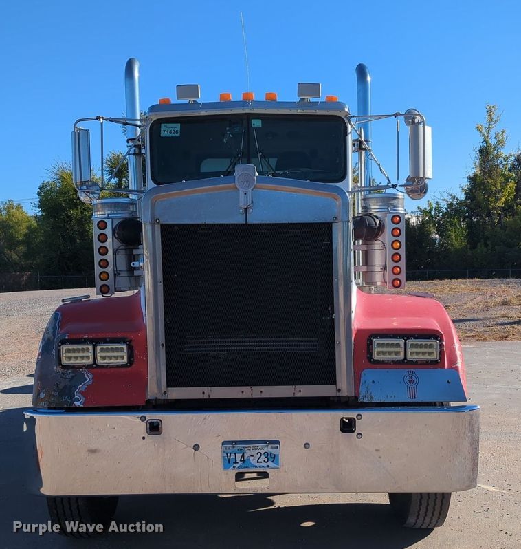 image for item LY9475 2004 Kenworth W900  semi truck