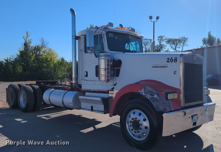 image for item LY9475 2004 Kenworth W900  semi truck