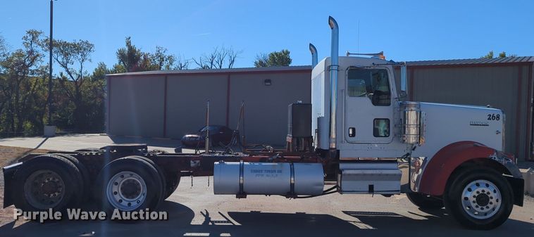 image for item LY9475 2004 Kenworth W900  semi truck