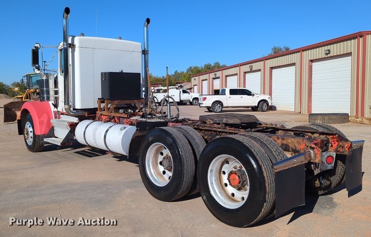 image for item LY9475 2004 Kenworth W900  semi truck