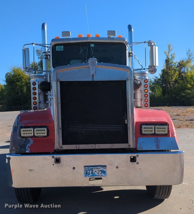 image for item LY9475 2004 Kenworth W900  semi truck