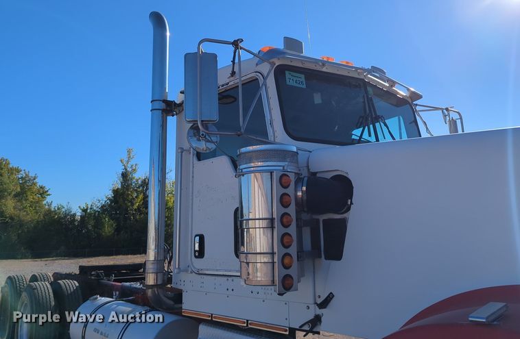 image for item LY9475 2004 Kenworth W900  semi truck