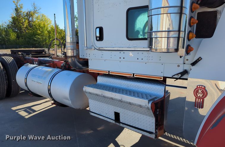 image for item LY9475 2004 Kenworth W900  semi truck