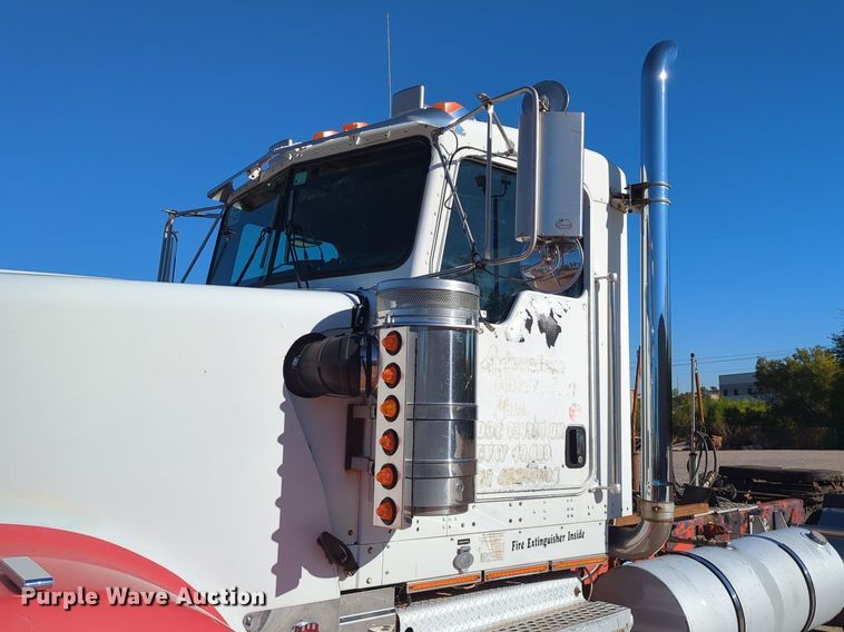 image for item LY9475 2004 Kenworth W900  semi truck