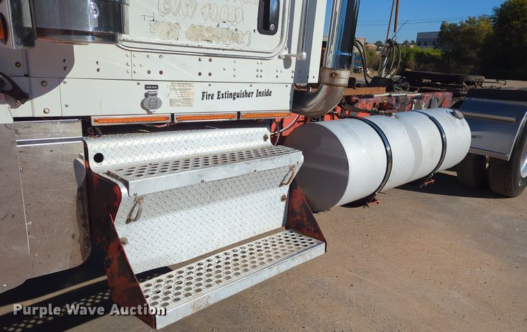 image for item LY9475 2004 Kenworth W900  semi truck