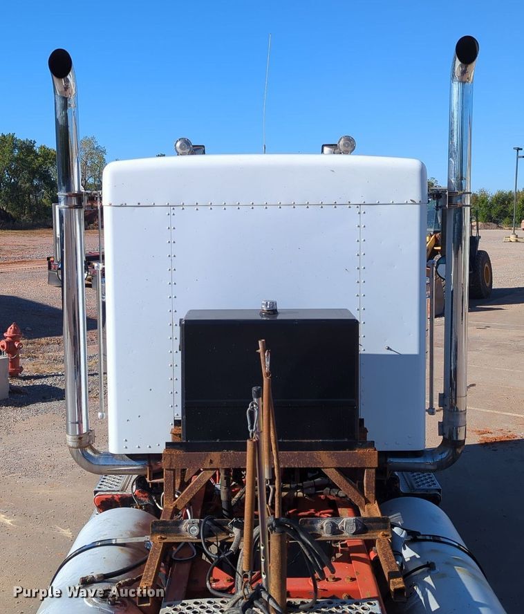 image for item LY9475 2004 Kenworth W900  semi truck