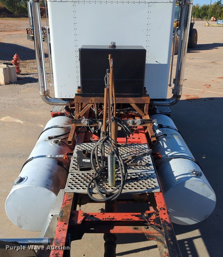 image for item LY9475 2004 Kenworth W900  semi truck