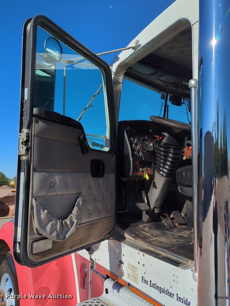 image for item LY9475 2004 Kenworth W900  semi truck