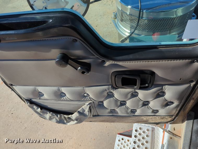 image for item LY9475 2004 Kenworth W900  semi truck