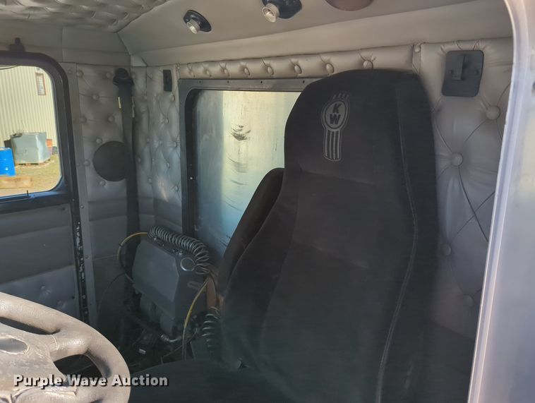 image for item LY9475 2004 Kenworth W900  semi truck