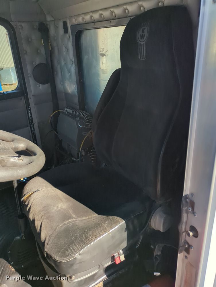 image for item LY9475 2004 Kenworth W900  semi truck