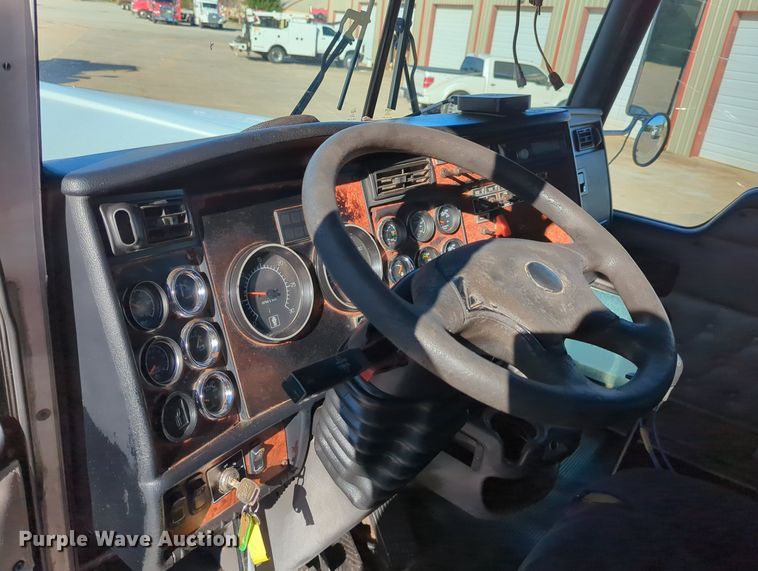 image for item LY9475 2004 Kenworth W900  semi truck