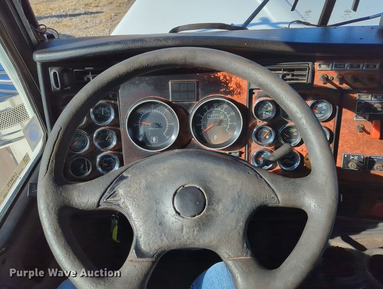 image for item LY9475 2004 Kenworth W900  semi truck