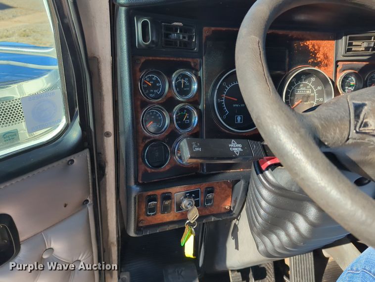 image for item LY9475 2004 Kenworth W900  semi truck