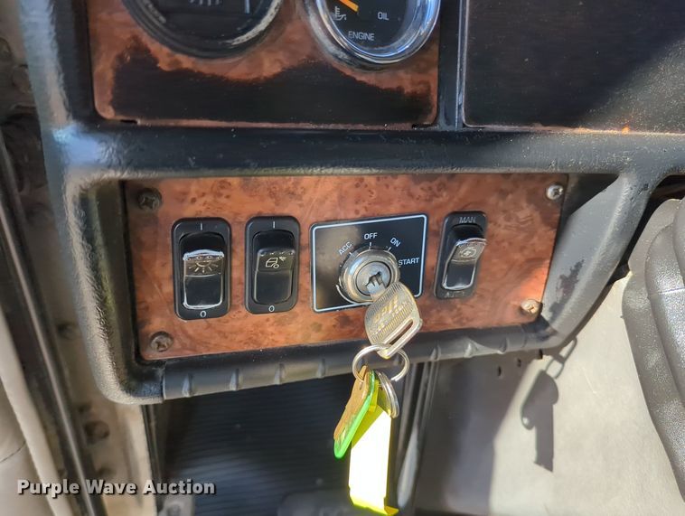 image for item LY9475 2004 Kenworth W900  semi truck