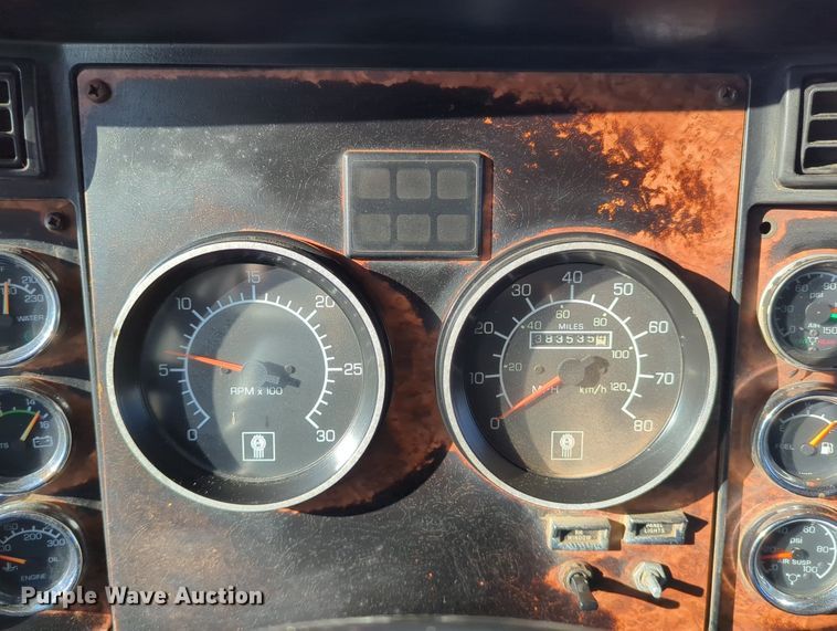 image for item LY9475 2004 Kenworth W900  semi truck