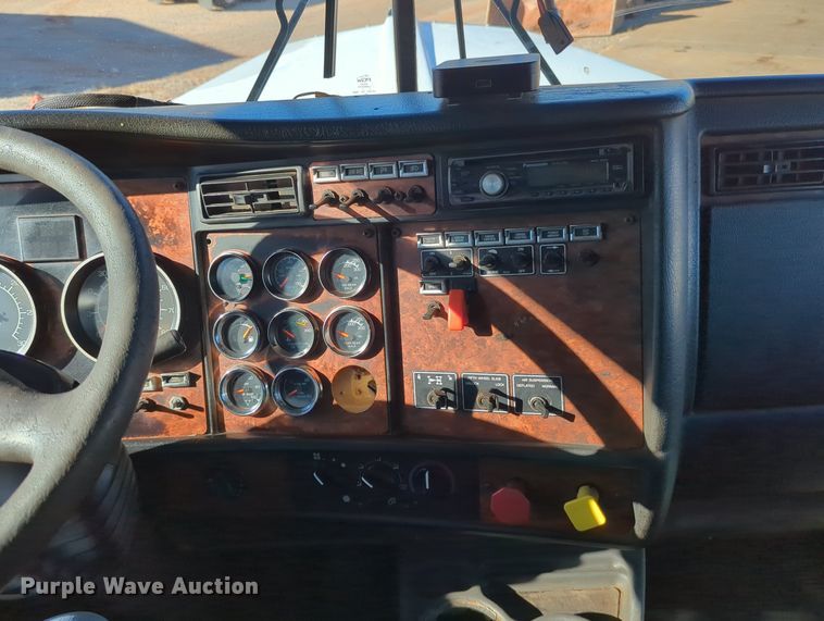 image for item LY9475 2004 Kenworth W900  semi truck