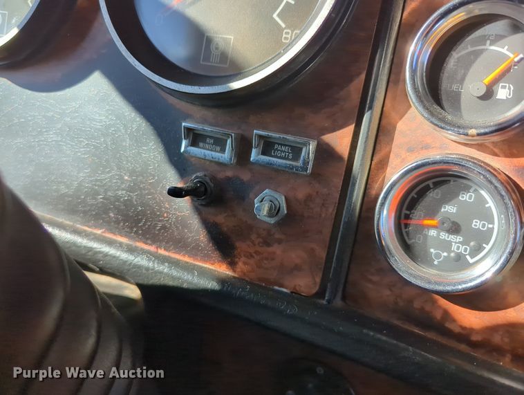 image for item LY9475 2004 Kenworth W900  semi truck