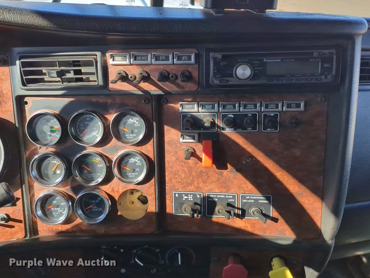 image for item LY9475 2004 Kenworth W900  semi truck