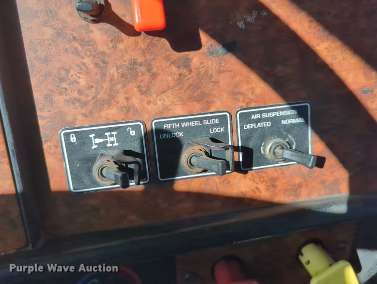 image for item LY9475 2004 Kenworth W900  semi truck