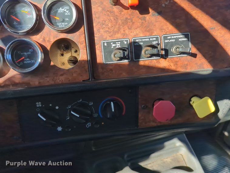 image for item LY9475 2004 Kenworth W900  semi truck