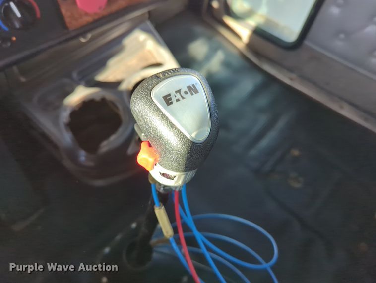 image for item LY9475 2004 Kenworth W900  semi truck