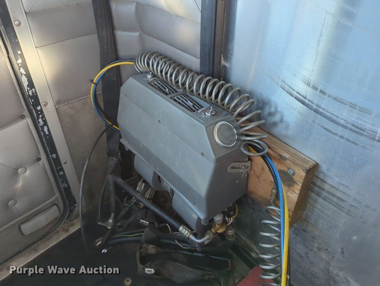 image for item LY9475 2004 Kenworth W900  semi truck