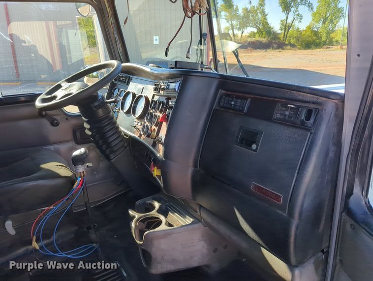 image for item LY9475 2004 Kenworth W900  semi truck