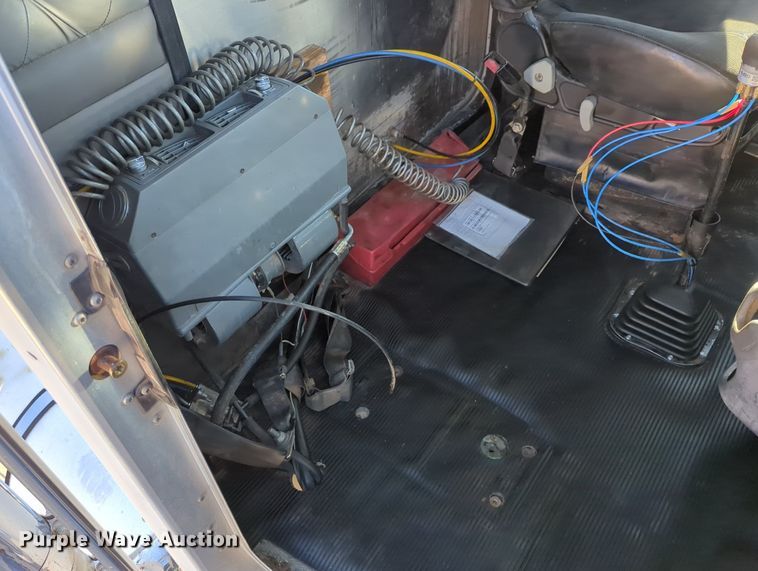 image for item LY9475 2004 Kenworth W900  semi truck